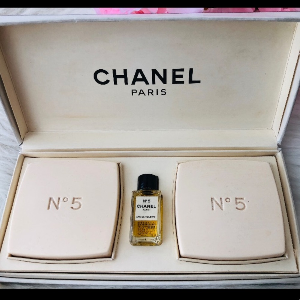 Chanel parfume No5 with 2 soaps🎁